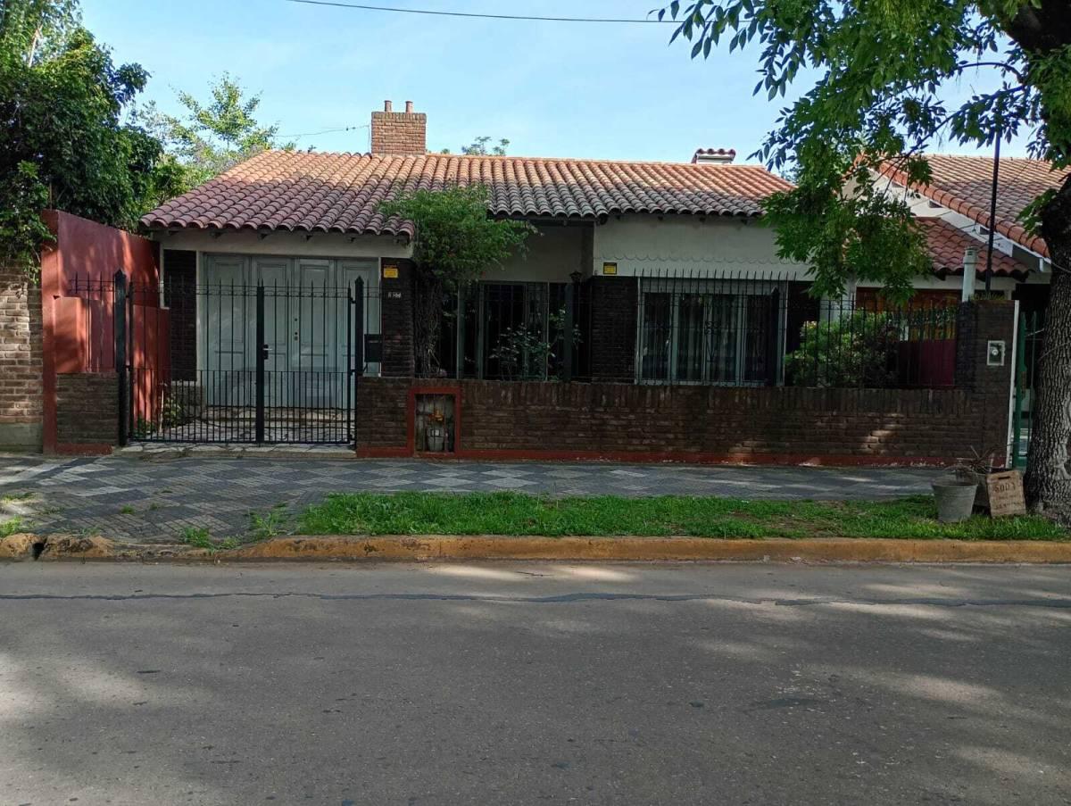 Casa en venta en Monte Grande con jardín, patio y garage. — foto 1