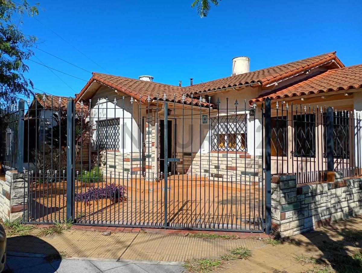 Venta casa de 3 ambientes con patio, cochera y quincho en Lomas de Zamora — foto 1