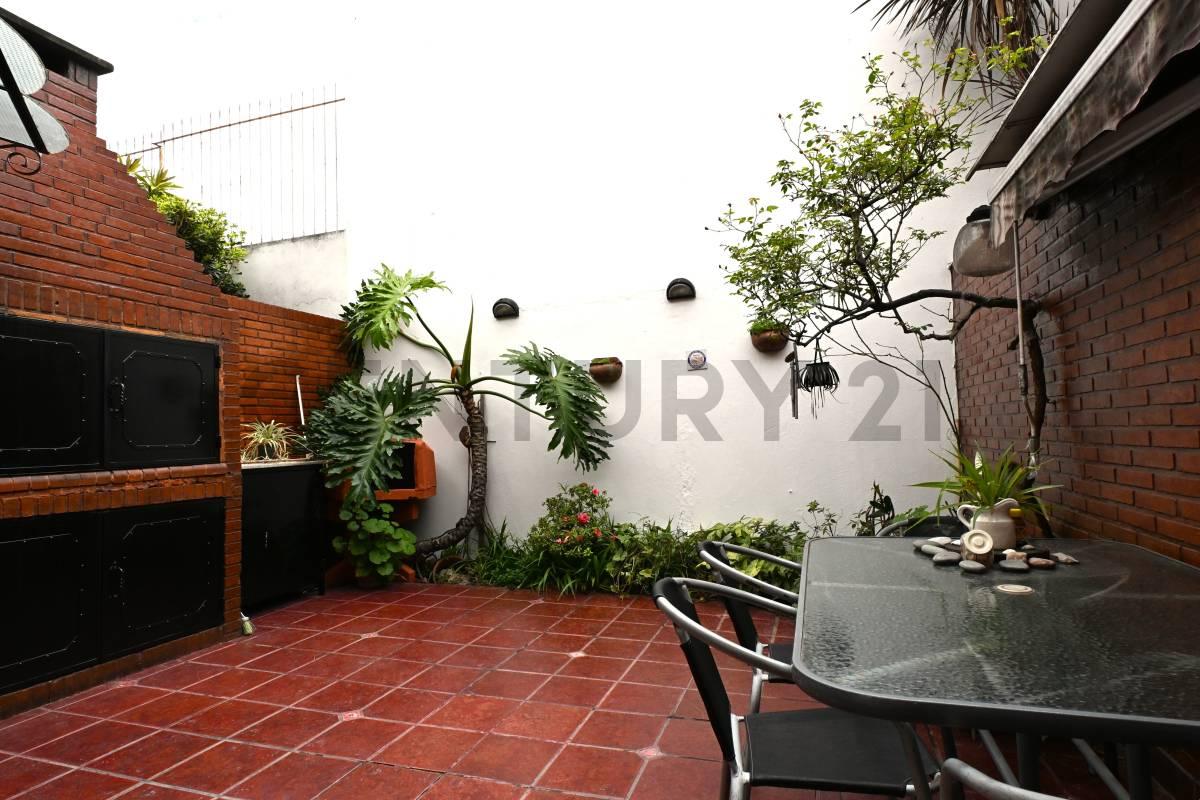 VENTA DÚPLEX DE 4 AMBIENTES CON DEPENDENCIA COCHERA Y PATIO EN VILLA GRAL. MITRE — foto 1