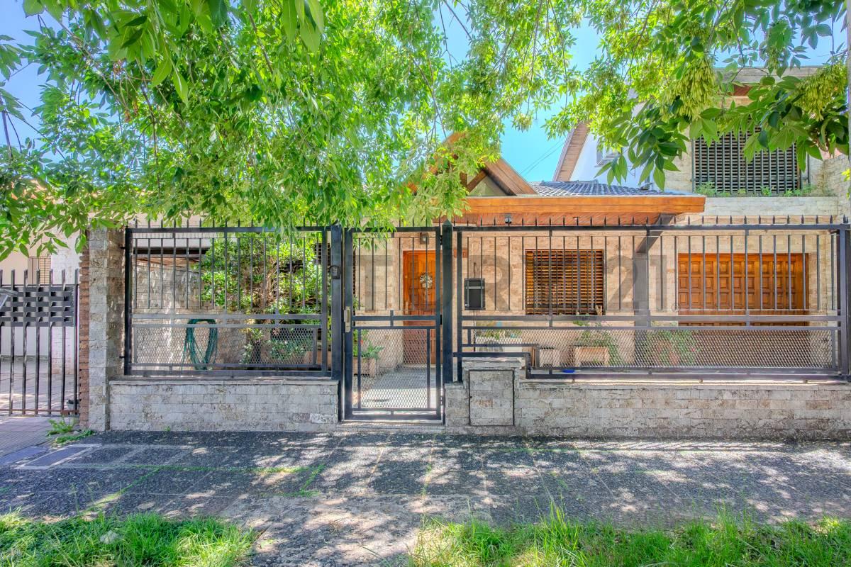 VENTA Chalet en Barrio Marina, Villa Luzuriaga, San Justo - Acepta permuta — foto 1