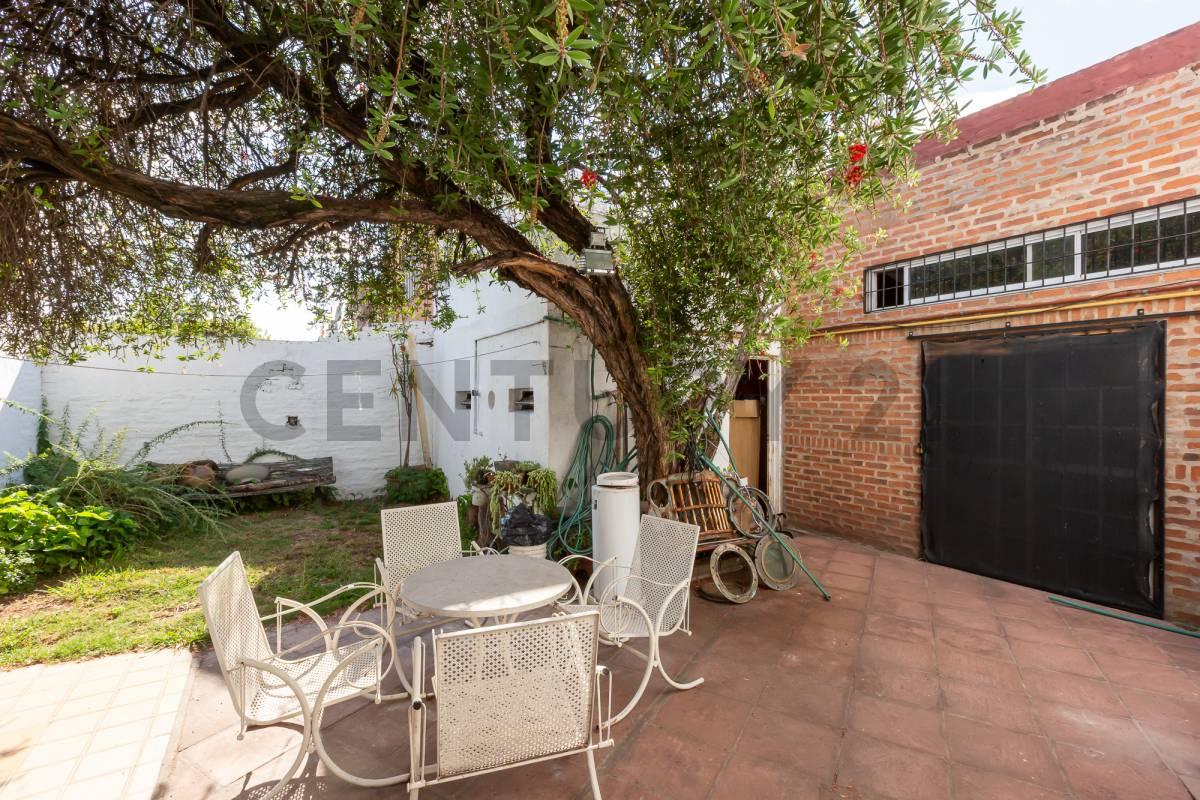 VENTA Casa 5 ambientes con patio, cochera y local | Hurlingham – ACEPTA PERMUTA — foto 1