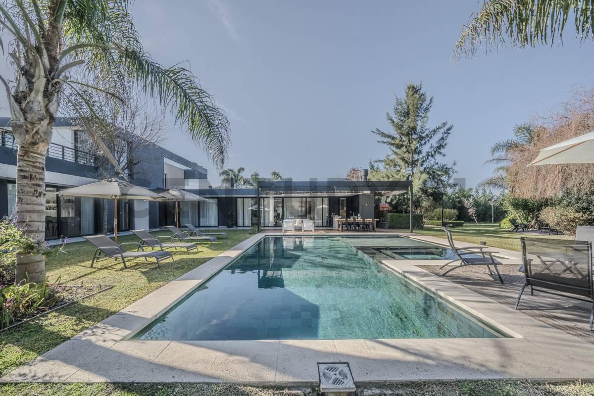 VENTA – Casa de categoría 7 ambientes con pileta, quincho y jacuzzi | Comarcas de Luján — foto 1