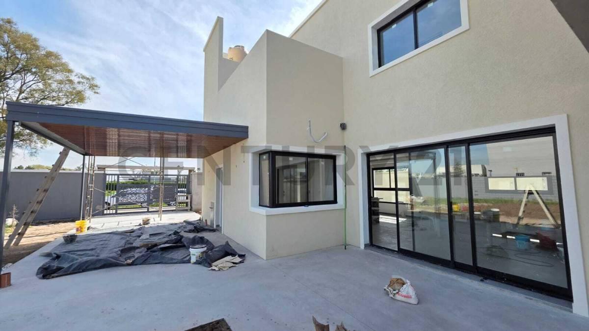 VENTA Casa a estrenar 4 ambientes con piscina y amplio parque | Barrio La Martina, Luján — foto 1