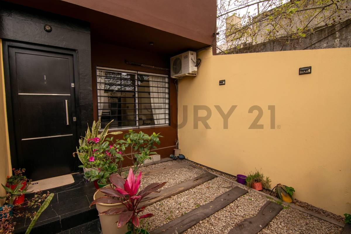 VENTA | DÚPLEX 3 AMBIENTES CON COCHERA, TERRAZA Y PARRILLA – SANTOS LUGARES — foto 1