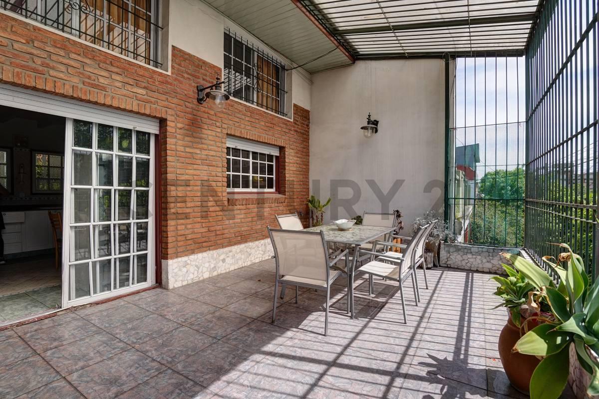 Venta Casa 4 ambientes con dependencia, escritorio , playroom, local y cochera en Flores — foto 1