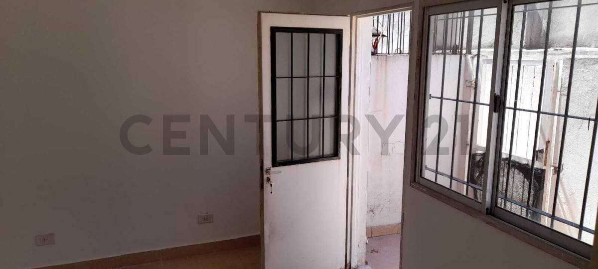 OPORTUNIDAD EN SARANDI-VENTA DEPARTAMENTO 2 AMBIENTES EN PLANTA BAJA — foto 1