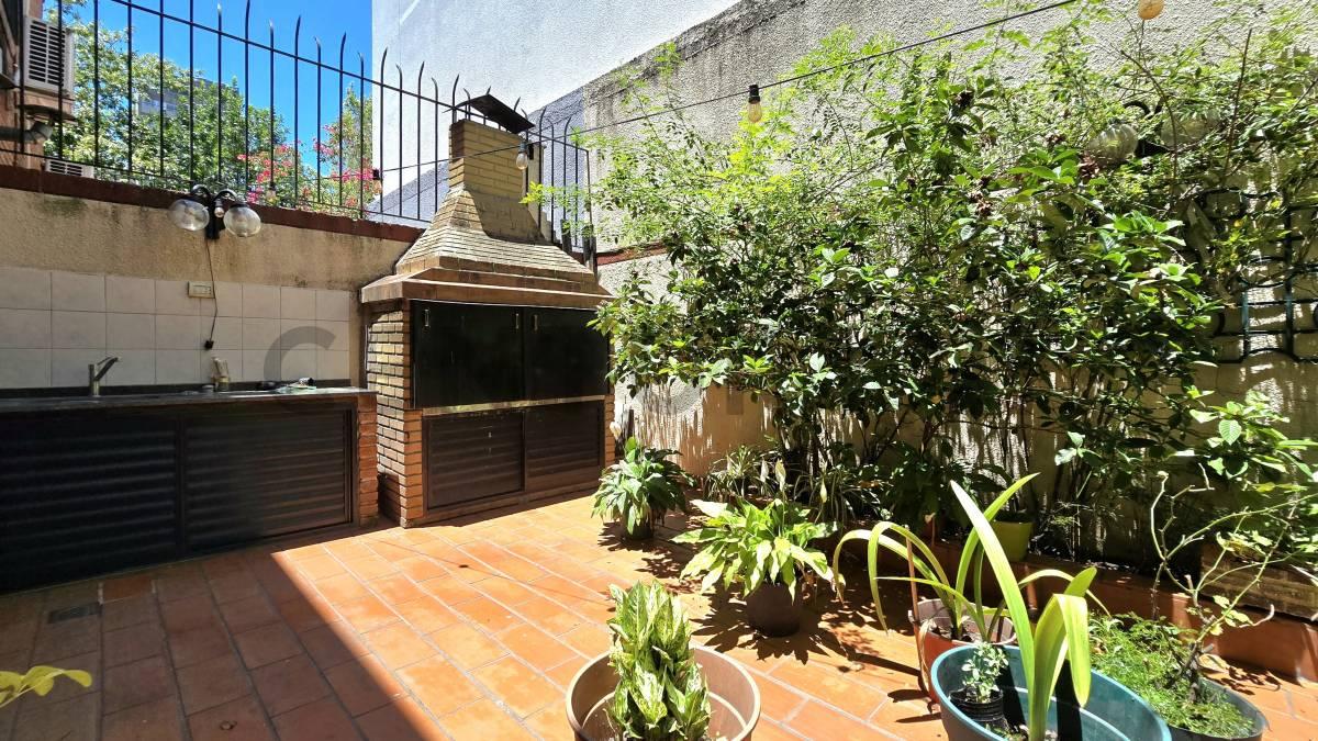 VENTA TRIPLEX 5 AMBIENTES EN VILLA URQUIZA CON COCHERA, PATIO, TERRAZA, BALCÓN, BAULERA Y DEPENDENCI — foto 1