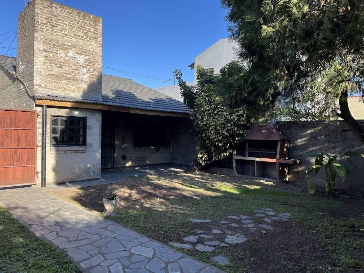 VENTA CASA 3 AMBIENTES EN VILLA BOSCH CON JARDIN, GALPON y COCHERA PARA 3 AUTOS — foto 1