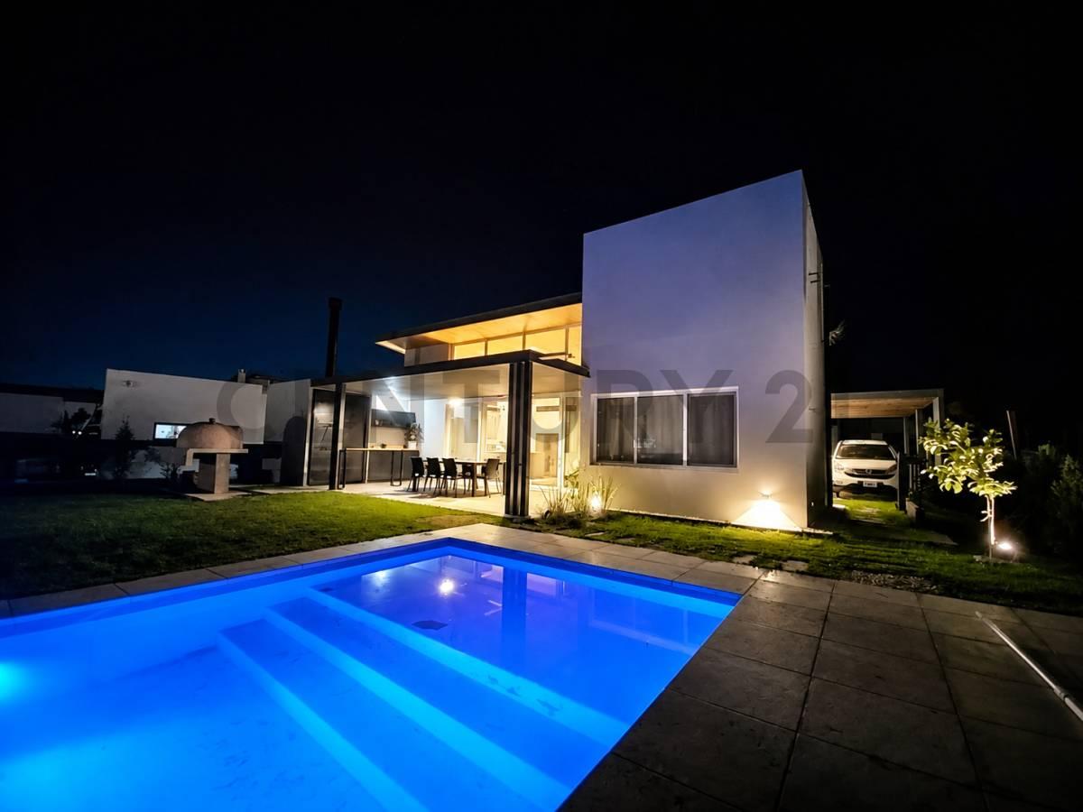 VENTA CASA 4 AMB, 3 BAÑOS, PILETA CLIMATIZADA, JARDIN, PARRILLA Y COCHERA EN BARRIO STA. EMILIA,PILAR DEL ESTE — foto 1