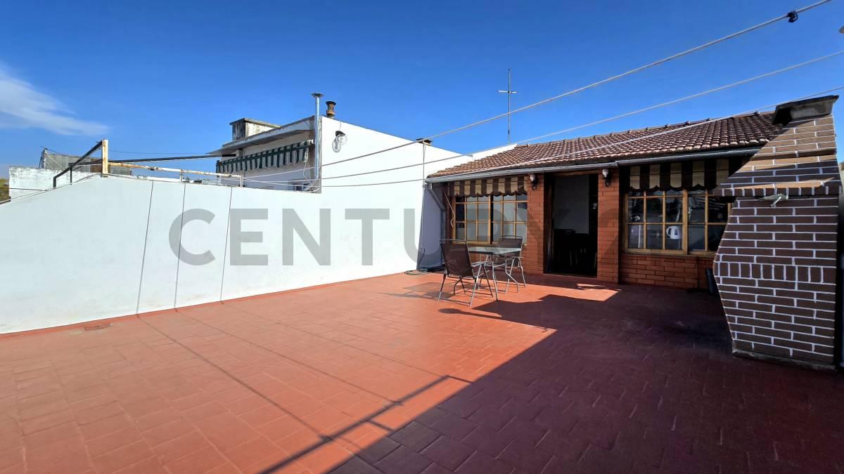 VENTA 4 AMBIENTES EN DOS PLANTAS CON TERRAZA, QUINCHO Y PARRILLA PROPIA – PARQUE CHAS — foto 1