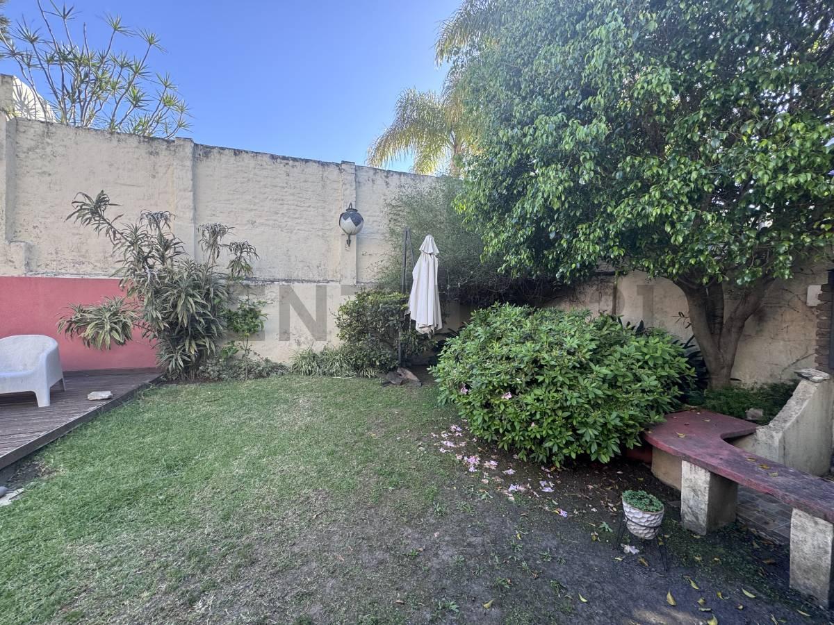 VENTA CASA 6 AMBIENTES CON JARDÍN Y GARAGE DOBLE A RECICLAR EN VILLA DEVOTO — foto 1