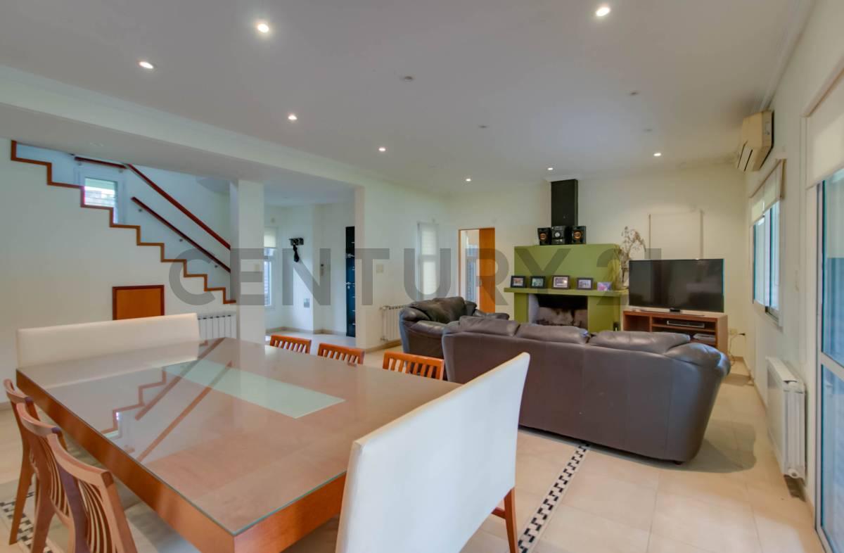 Casa de 4 dormitorios con parque, piscina y galería en Villa Elisa – La Plata — foto 1