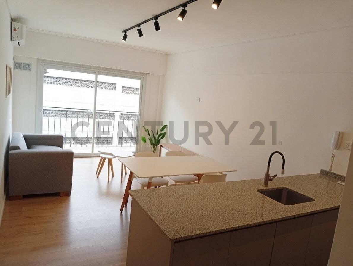 Departamento de 3 Ambientes Reciclado con Balcón al Frente | Plaza Colón — foto 1