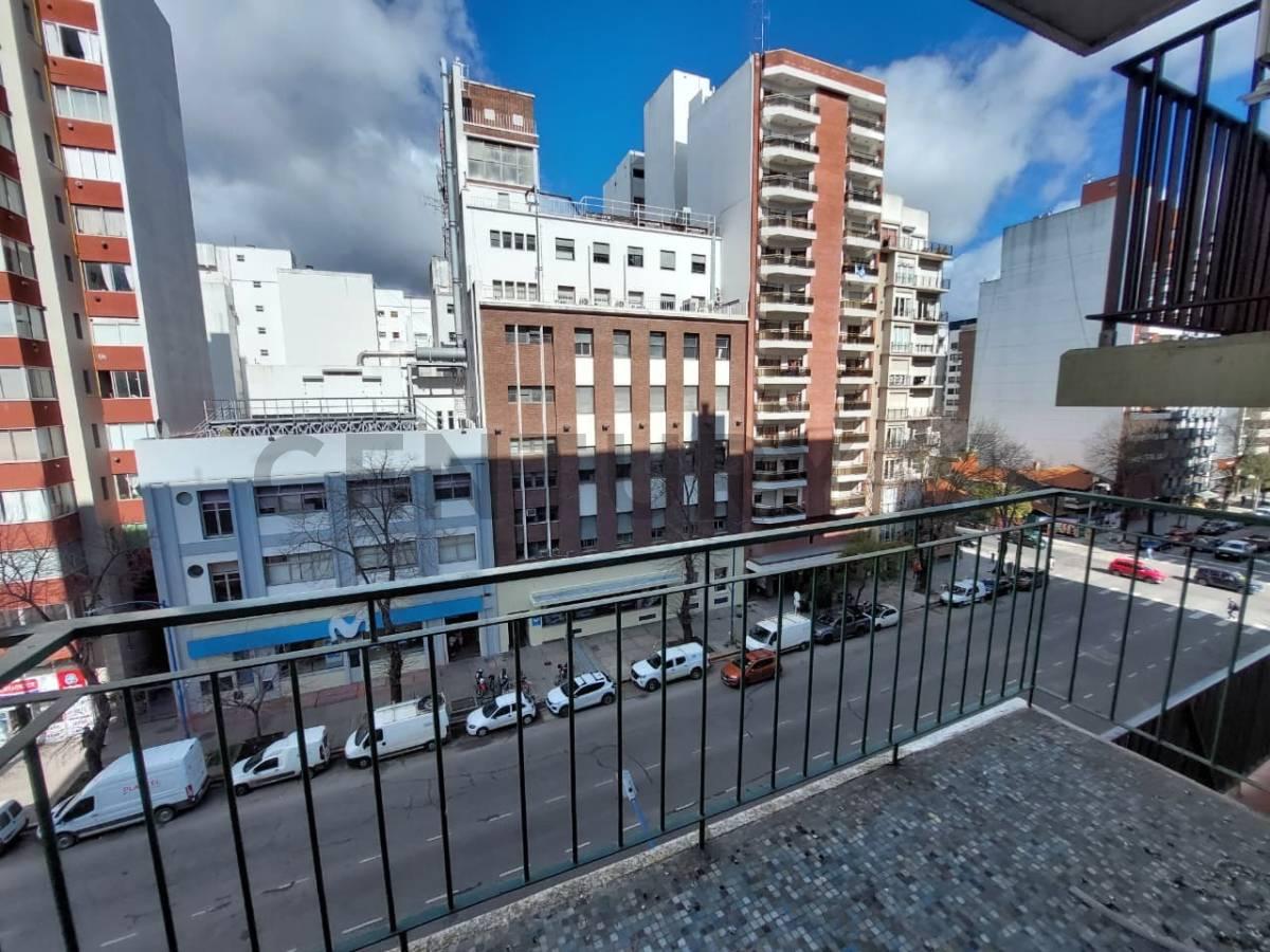 Departamento de 3 ambientes con dependencia al frente c/ balcón saliente. Zona Plaza Mitre — foto 1