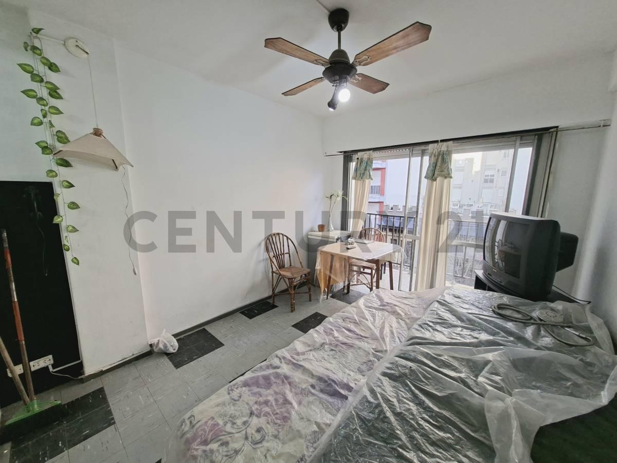 Monoambiente con balcón al frente zona Güemes — foto 1