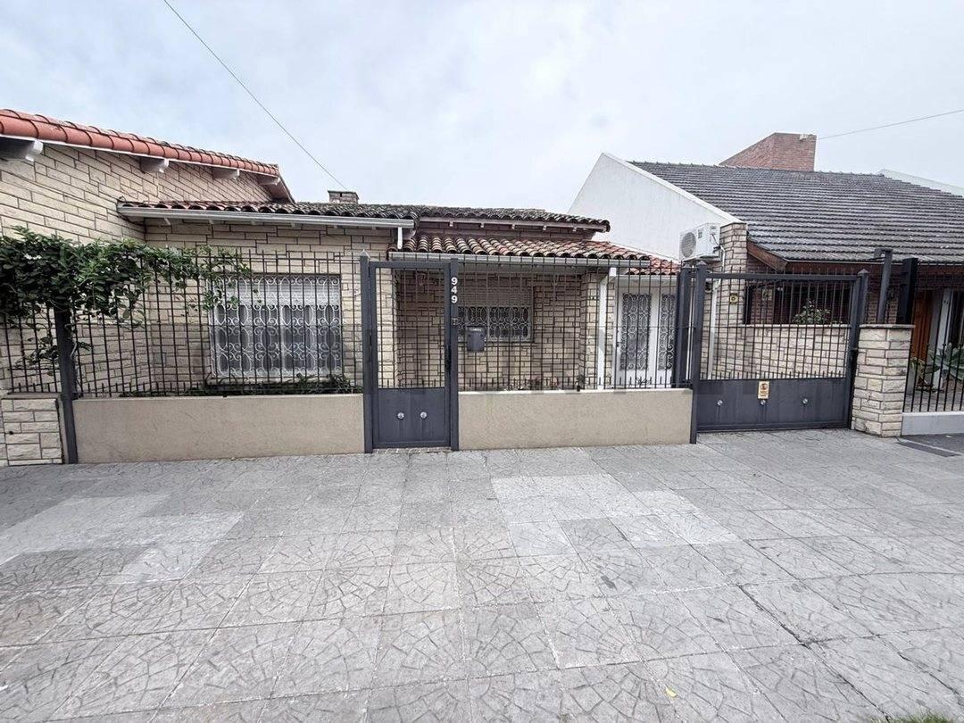VENTA CASA 3 AMBIENTES CON PATIO PARRILLA Y COCHERA EN MARTINEZ EXCELENTE UBICACION — foto 1