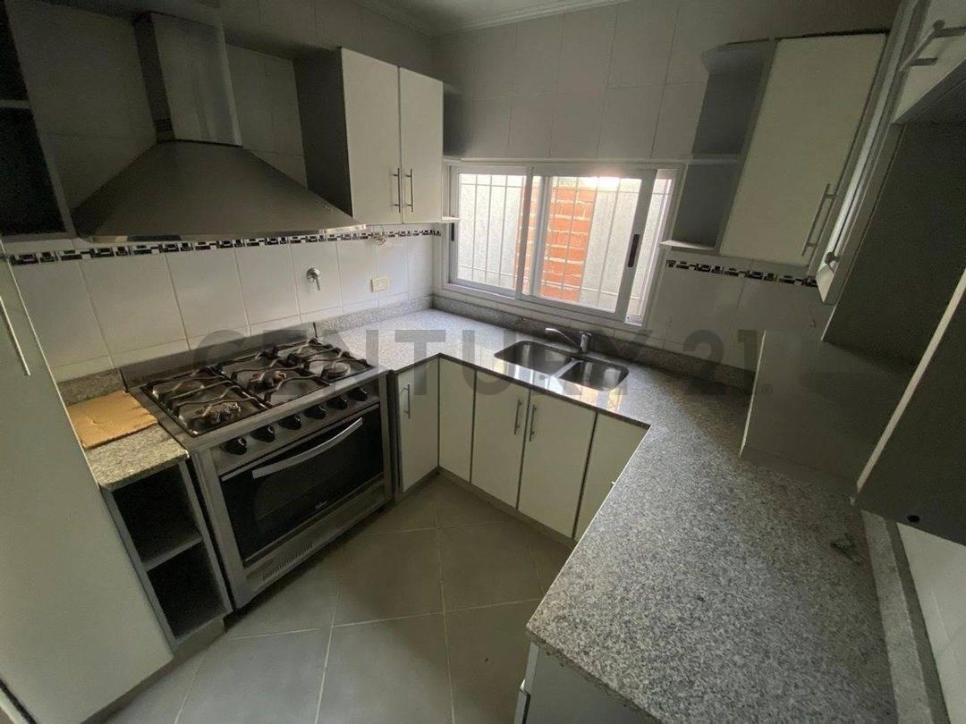 VENTA CASA 3 AMBIENTES CON DOS COCHERAS CUBIERTA Y TERRAZA EN CASEROS RECICLADA A NUEVA — foto 1