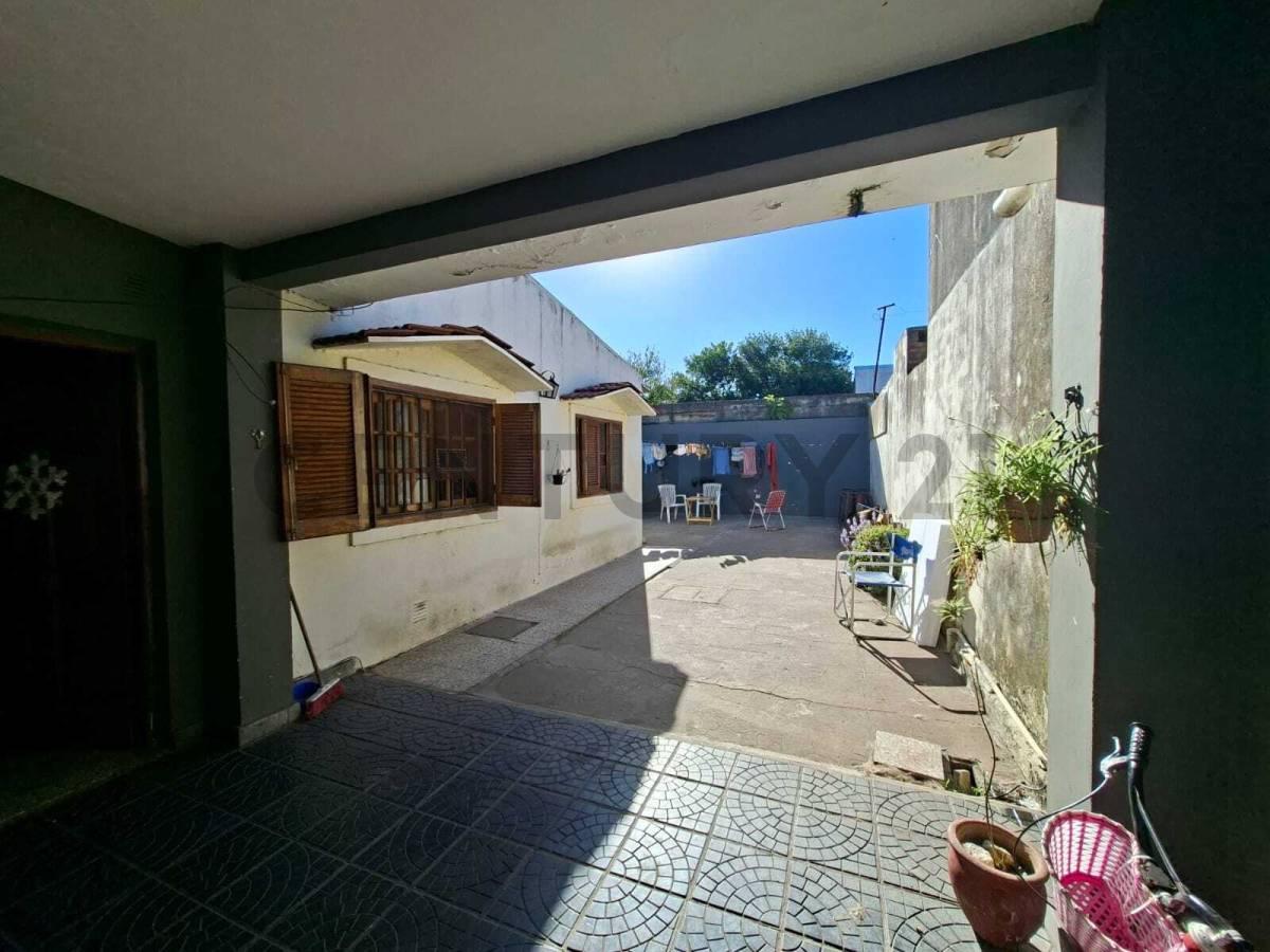 Casa amplia de 4 dormitorios - cochera doble - patio con parrillero — foto 1