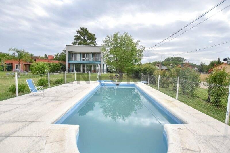 CASA EN VENTA CON PARQUE Y PILETA, BARRIO EL RODEO — foto 1