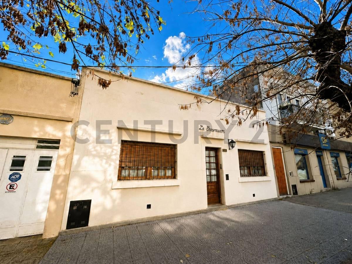 CASA EN VENTA 37 E/ 6 Y 7 3 DORMITORIOS PATIO PARRILA GALERIA LAVADERO — foto 1