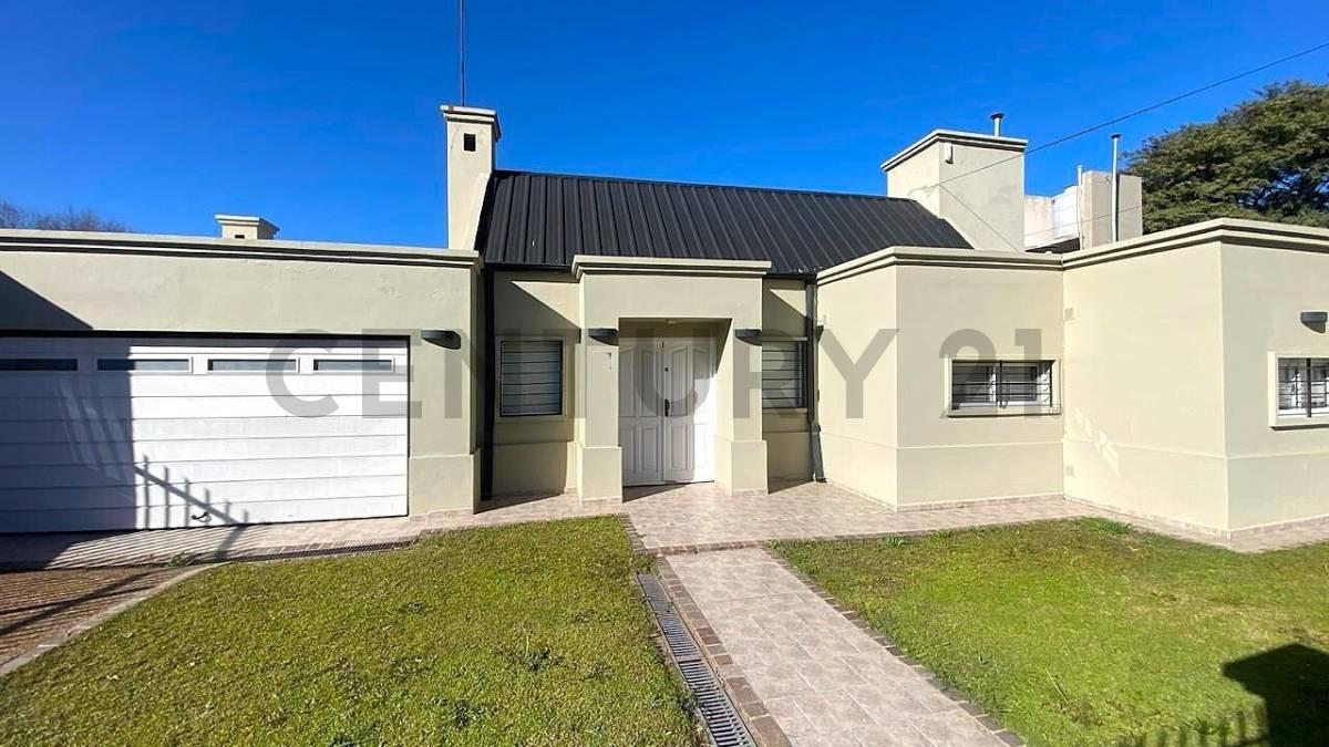 Excelente Casa en EL REFUGIO Gran Terreno de 699 + Pileta y Jacuzzi — foto 1