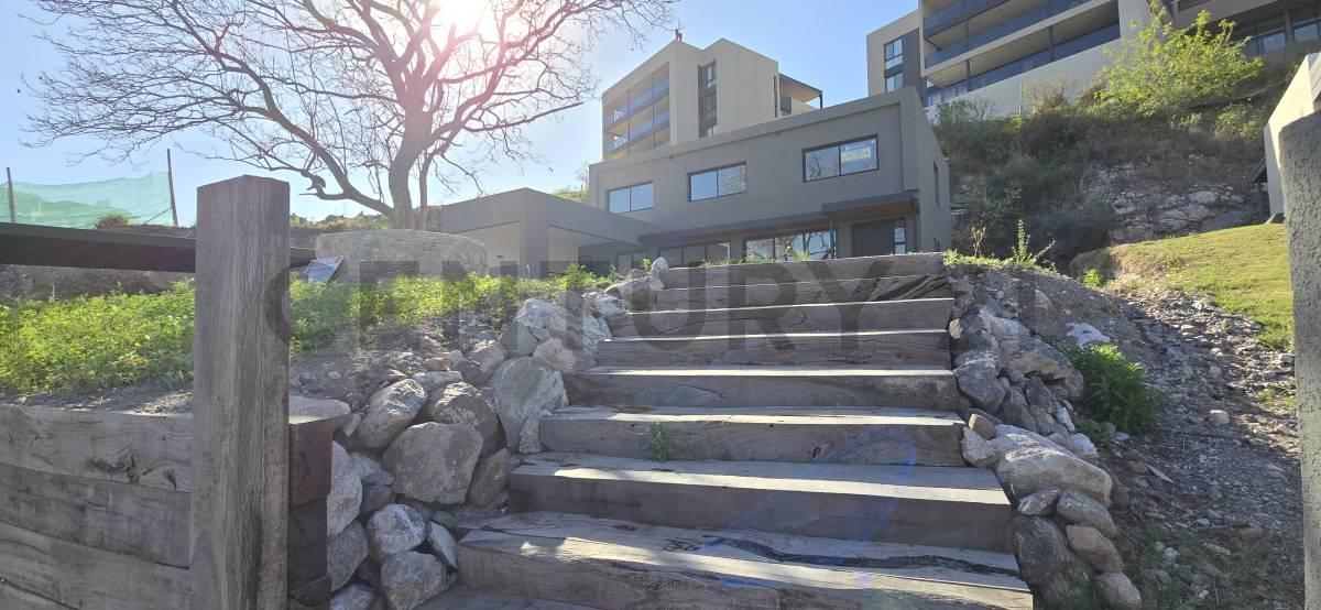 Casa a estrenar en Barrio La Cuesta | 3 dorm. | 320 m² cubiertos | Vista panorámica | USD 480.000 — foto 1