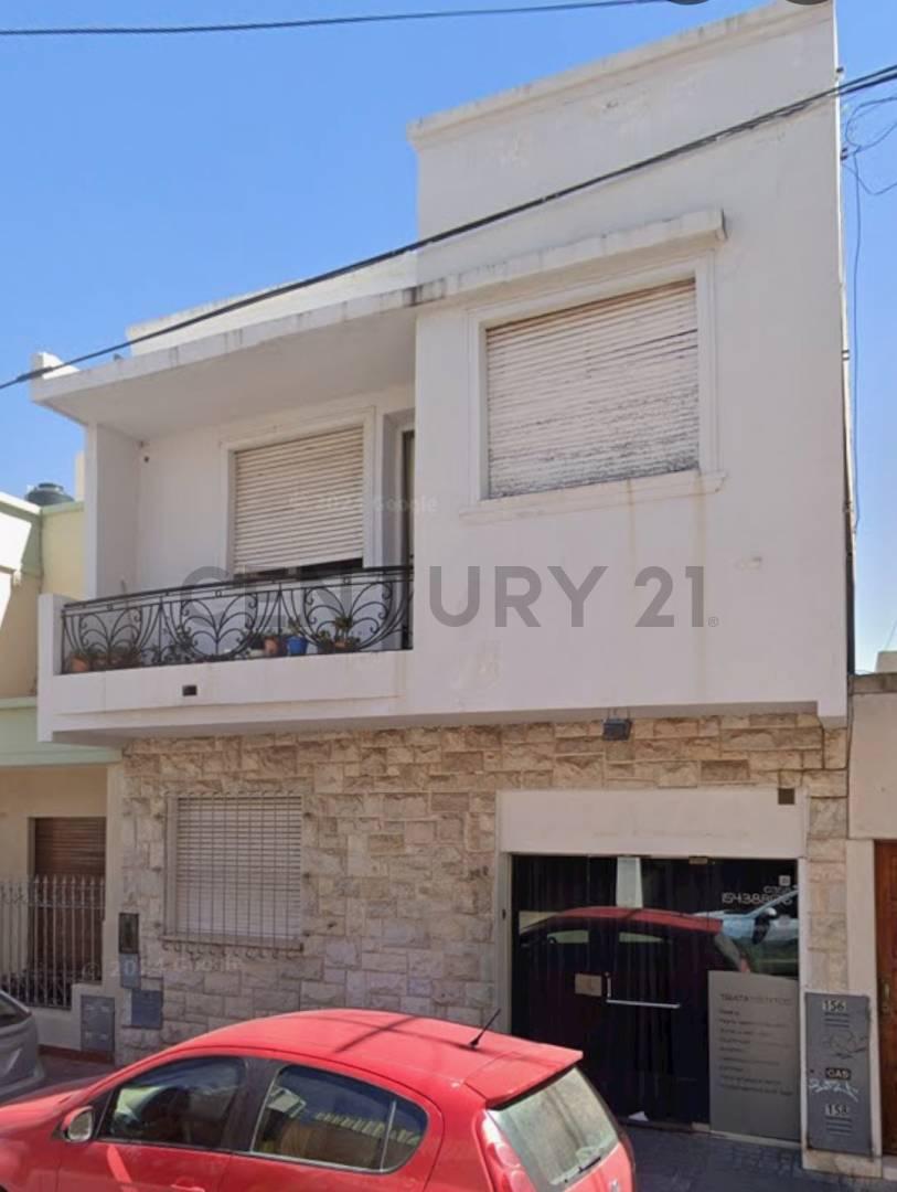 Imponente Propiedad en el Centro de Rio Cuarto 300 m² Cubiertos Espacio Comercial/Profesional + Residencia Familiar y Gran Patio con Piscina — foto 1