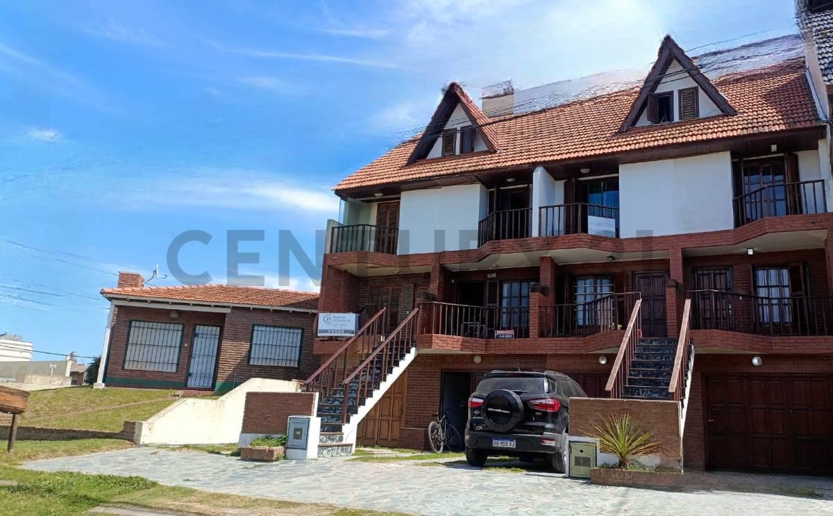 Venta de casa 5 ambientes frente al mar con cochera quincho parrilla en Costa Azul — foto 1