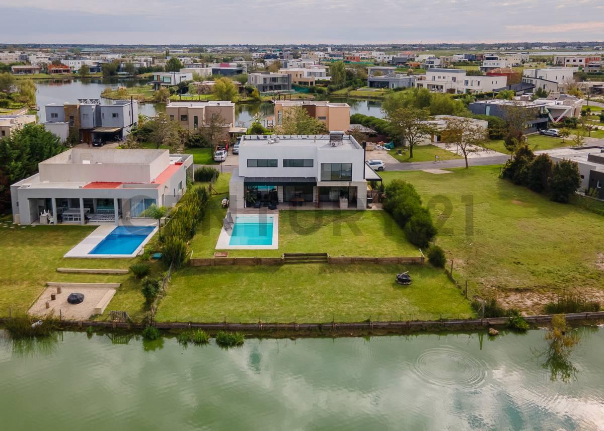 CASA DE DISEÑO A LA LAGUNA EN VENTA CON RENTA - EL CANTÓN NORTE — foto 1