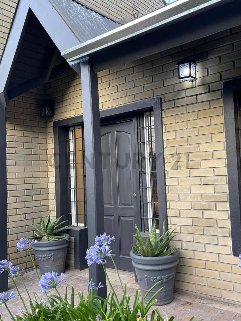 CASA AMOBLADA EN ALQUILER EN CITY BELL DE 3 DORMITORIOS PARQUE Y PILETA — foto 1