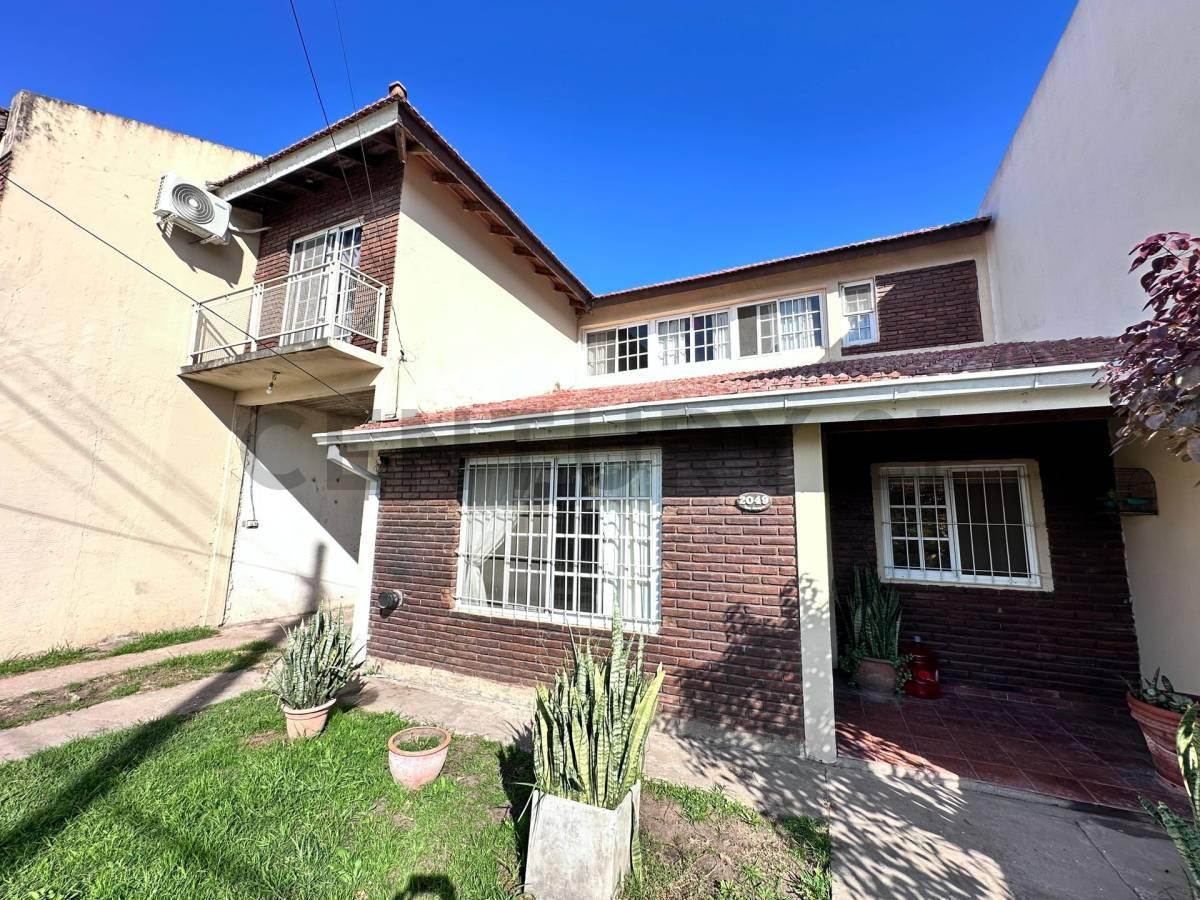 VENTA CASA 4 DORMITORIOS EN VILLA DE MAYO lote de 400M2- APTA CRÉDITO — foto 1