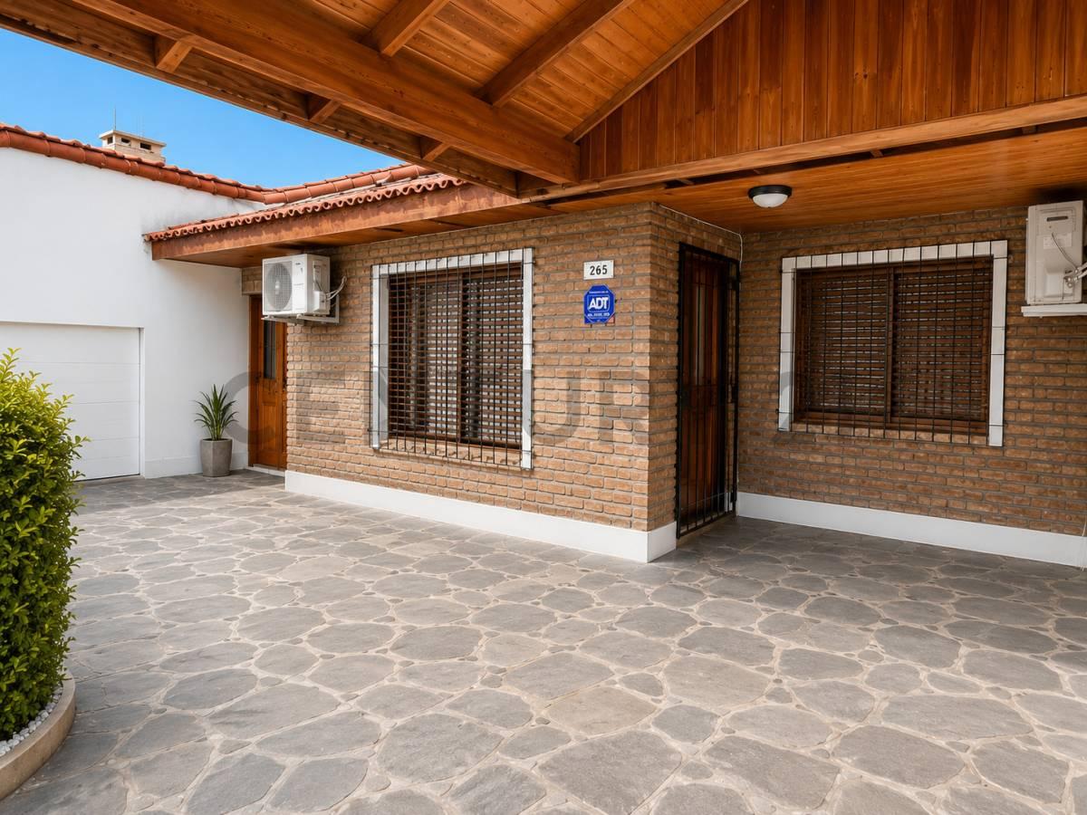VENTA - Casa 4 ambientes en Ituzaingo con pileta, Parque y cochera. — foto 1