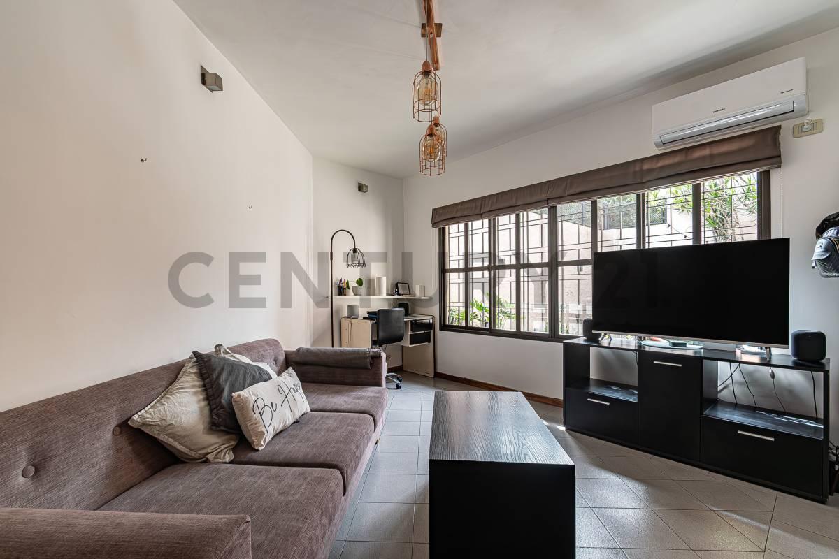 Casa en venta en Ramos Mejía | 4 ambientes, cochera doble, quincho y terraza — foto 1