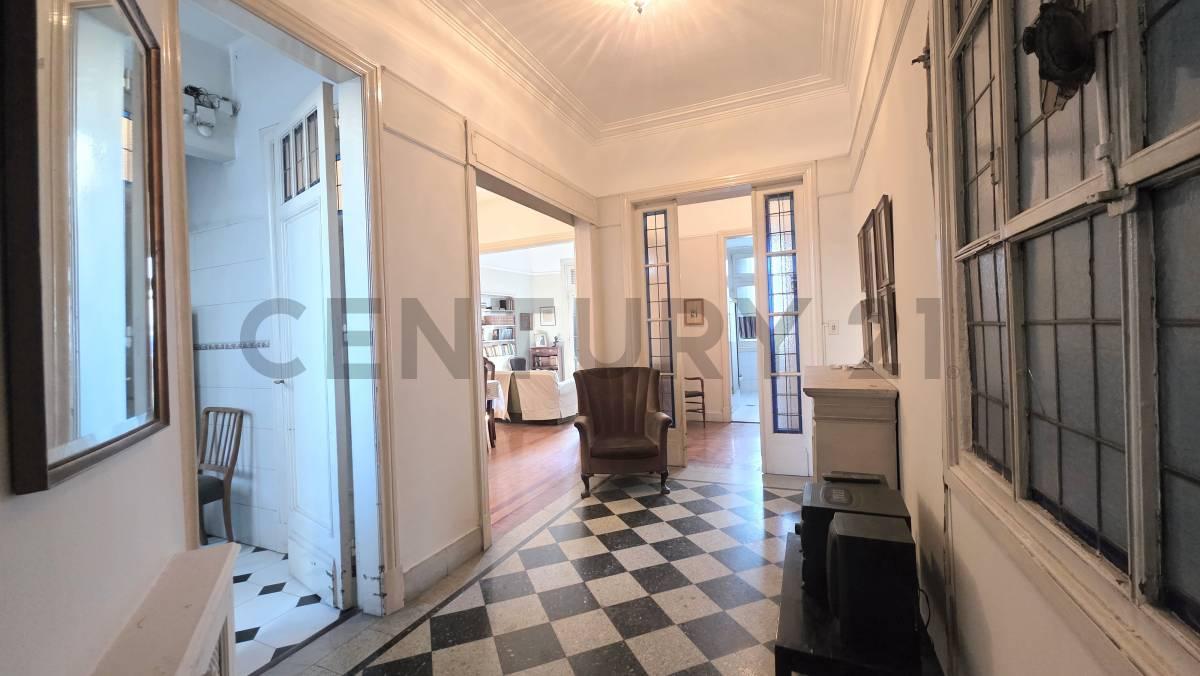 Departamento en venta de estilo con pisos de pinotea, techos altos y doble balcón Apto Crédito - Cab — foto 1