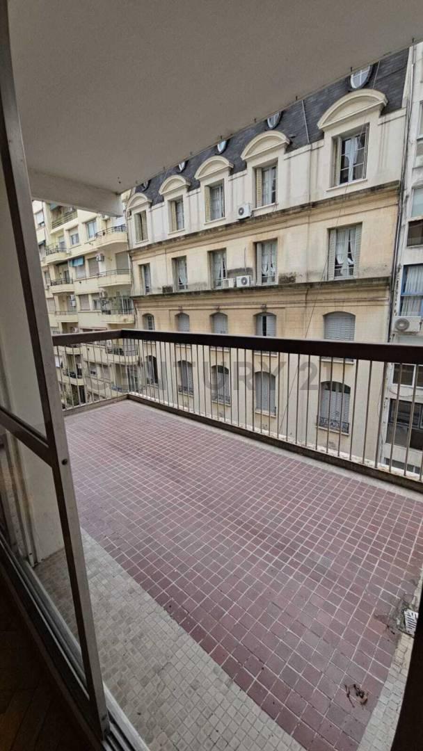 ALQUILER - ELEGANTE PISO EN RECOLETA, 4 AMBIENTES CON DEPENDENCIA — foto 1