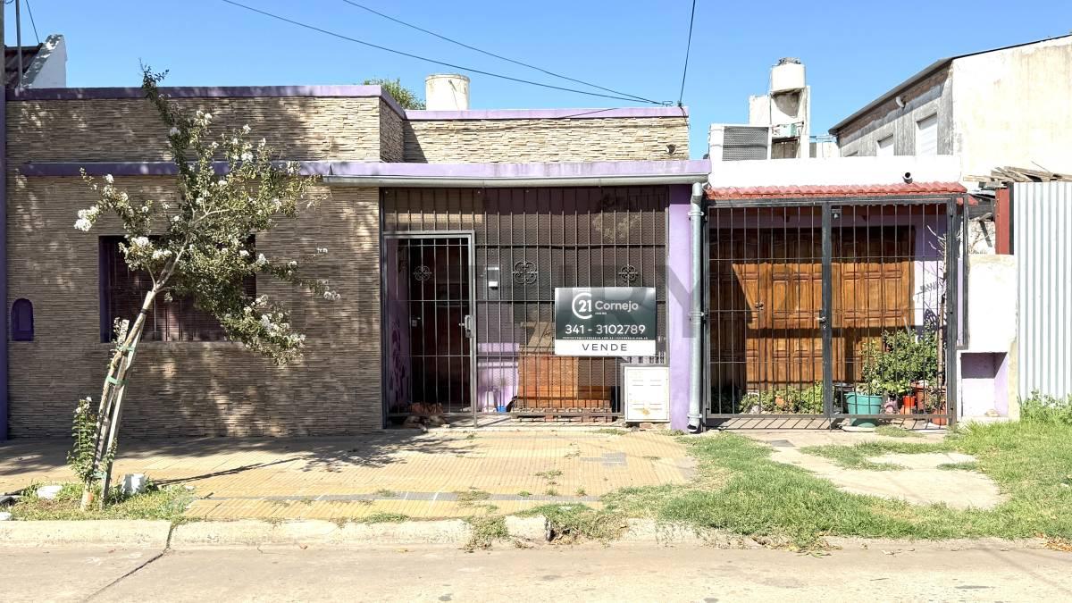 Casa céntrica. Dos dormitorios y cochera — foto 1