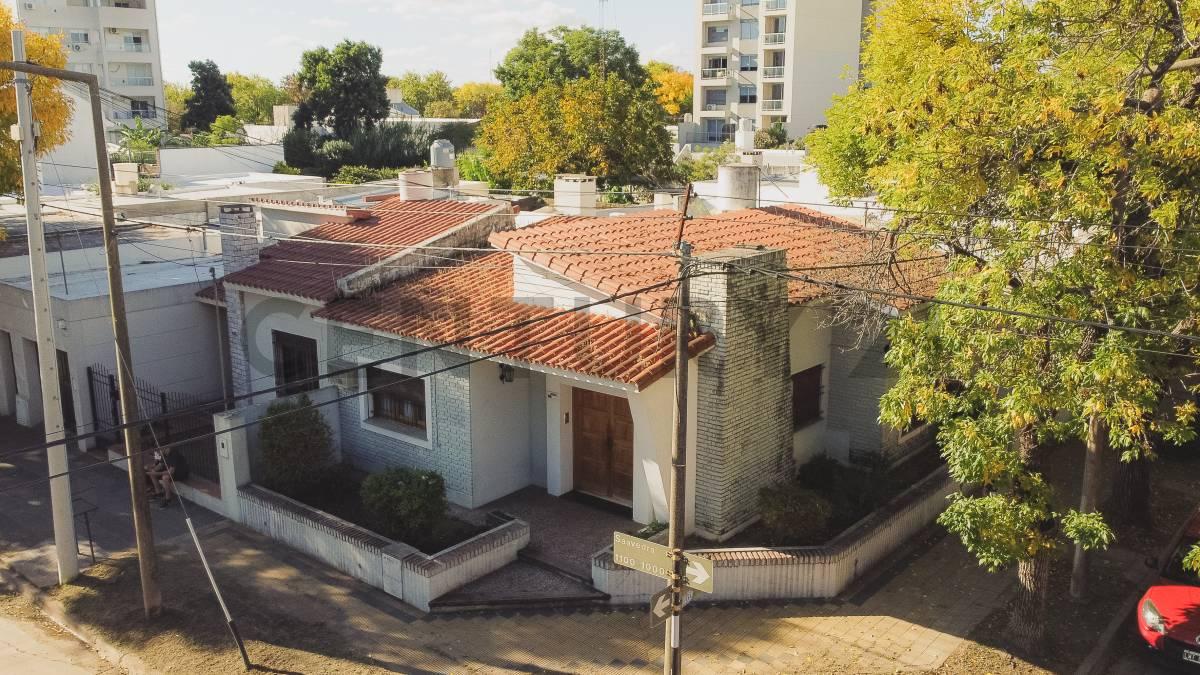 Casa 2 dormitorios con patio seco y cochera zona centro VENADO TUERTO — foto 1