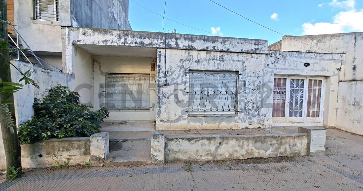 CASA DE TRES DORMITORIOS A RECICLAR CON COCHERA - VENADO TUERTO — foto 1
