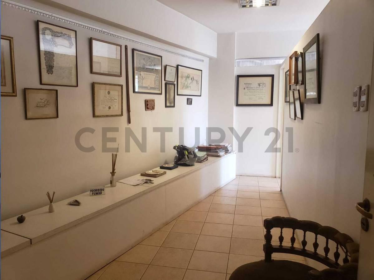 Venta Oficina luminosa con exclente vista en Laprida esquina España — foto 1