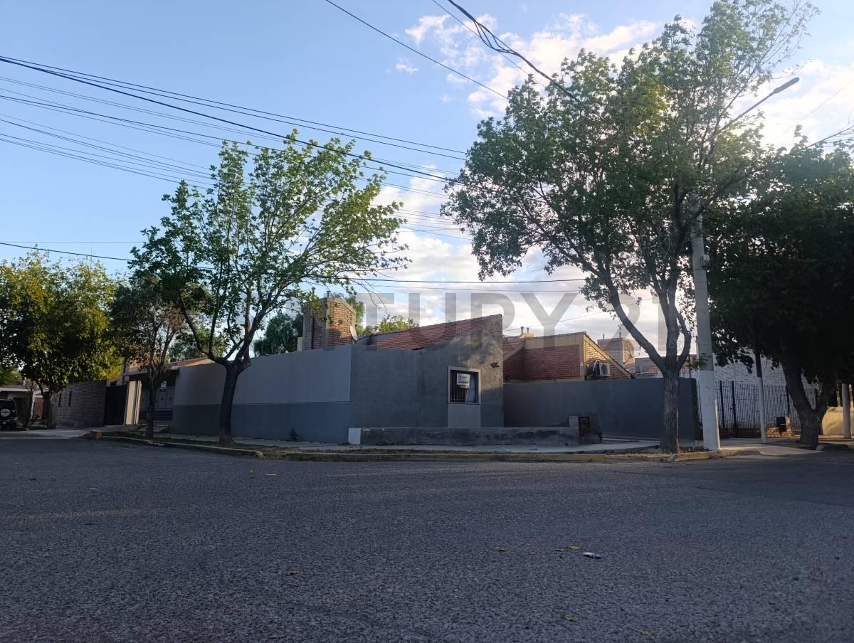 Venta casa de 3 Dormitorios - Rivadavia en Barrio Natania XVI. Frente a plaza - Casa Esquina - Apta — foto 1