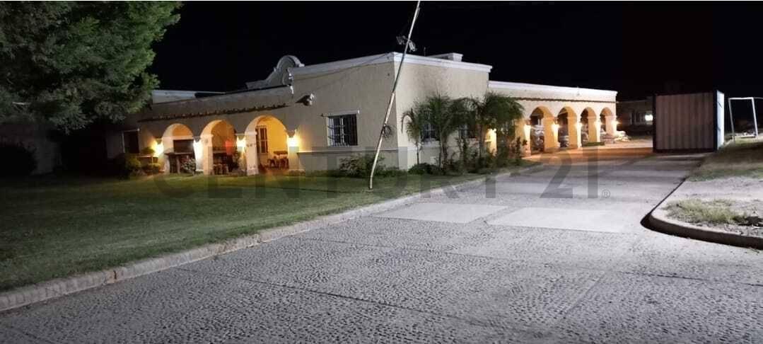 IMPONENTE NAVE COMERCIAL – UBICACIÓN ESTRATÉGICA -CASA -PISCINA Y GALPONES — foto 1