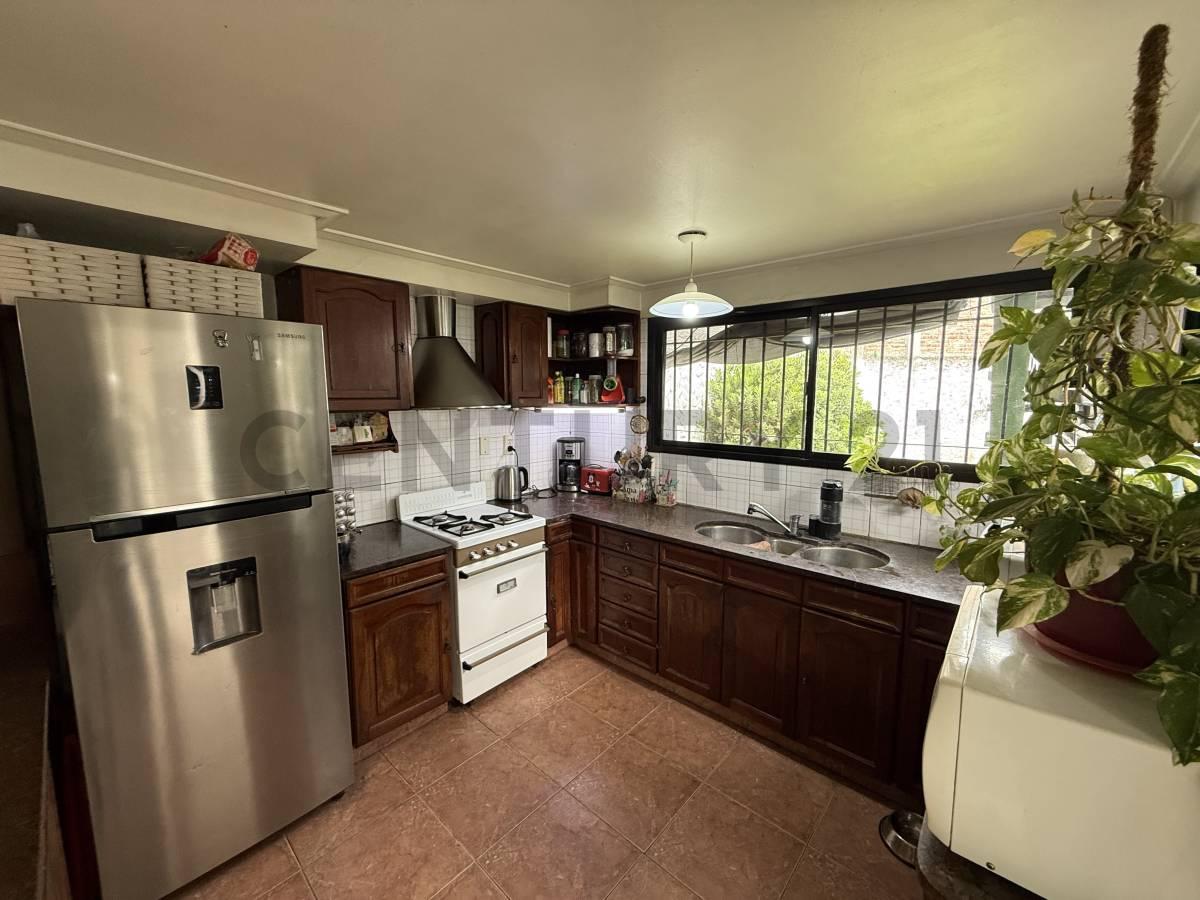 VENTA CASA 4 AMBIENTES CON GARAGE Y JARDÍN EN BURZACO — foto 1