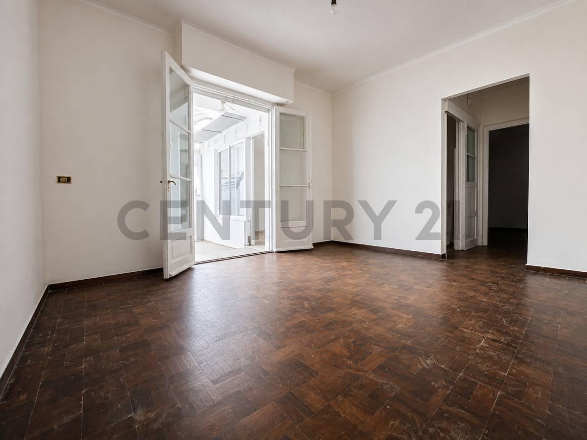 VENTA DEPARTAMENTO 3 AMBIENTES CON PATIO EN FLORES — foto 1