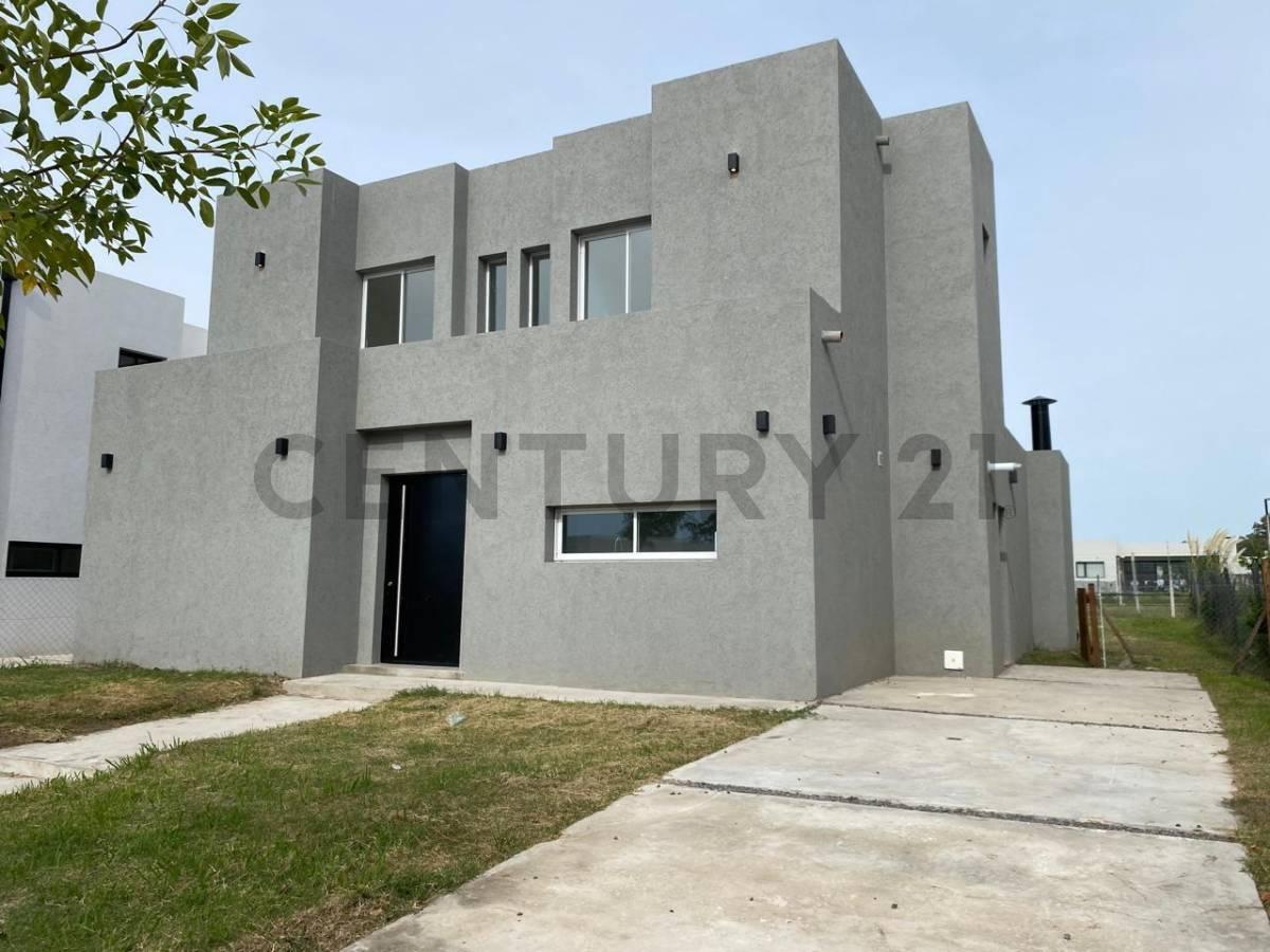 CASA MINIMALISTA EN SANTA LUCIA — foto 1
