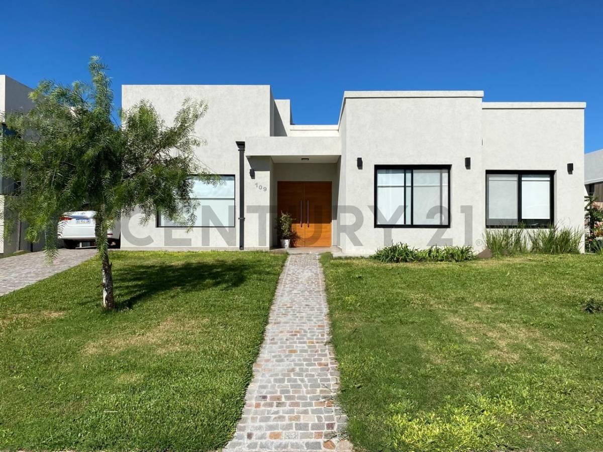 CASA CON PILETA PARQUIZADA — foto 1