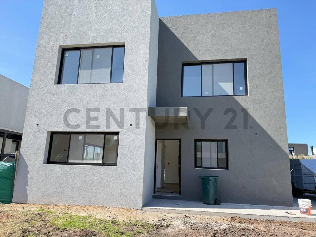 DESTACADA CASA DE 6 CUARTOS EN LAGOON — foto 1