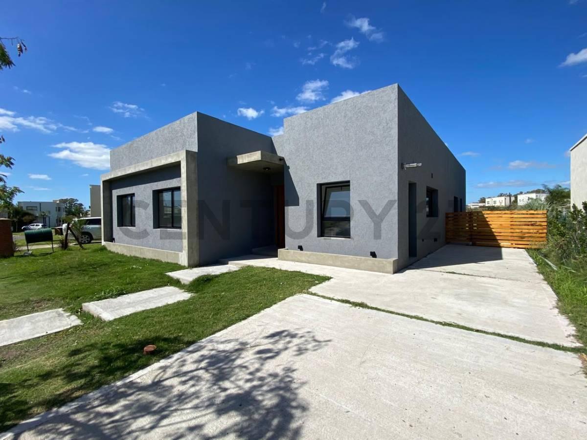 CASA EN UNA PLANTA EN SANTA ELENA CON FONDO A PULMON — foto 1