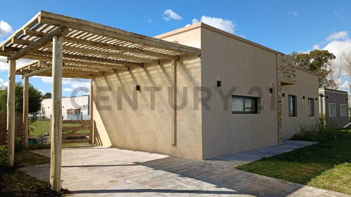 CASA EN UNA PLANTA CON PERGOLA PARA AUTO — foto 1
