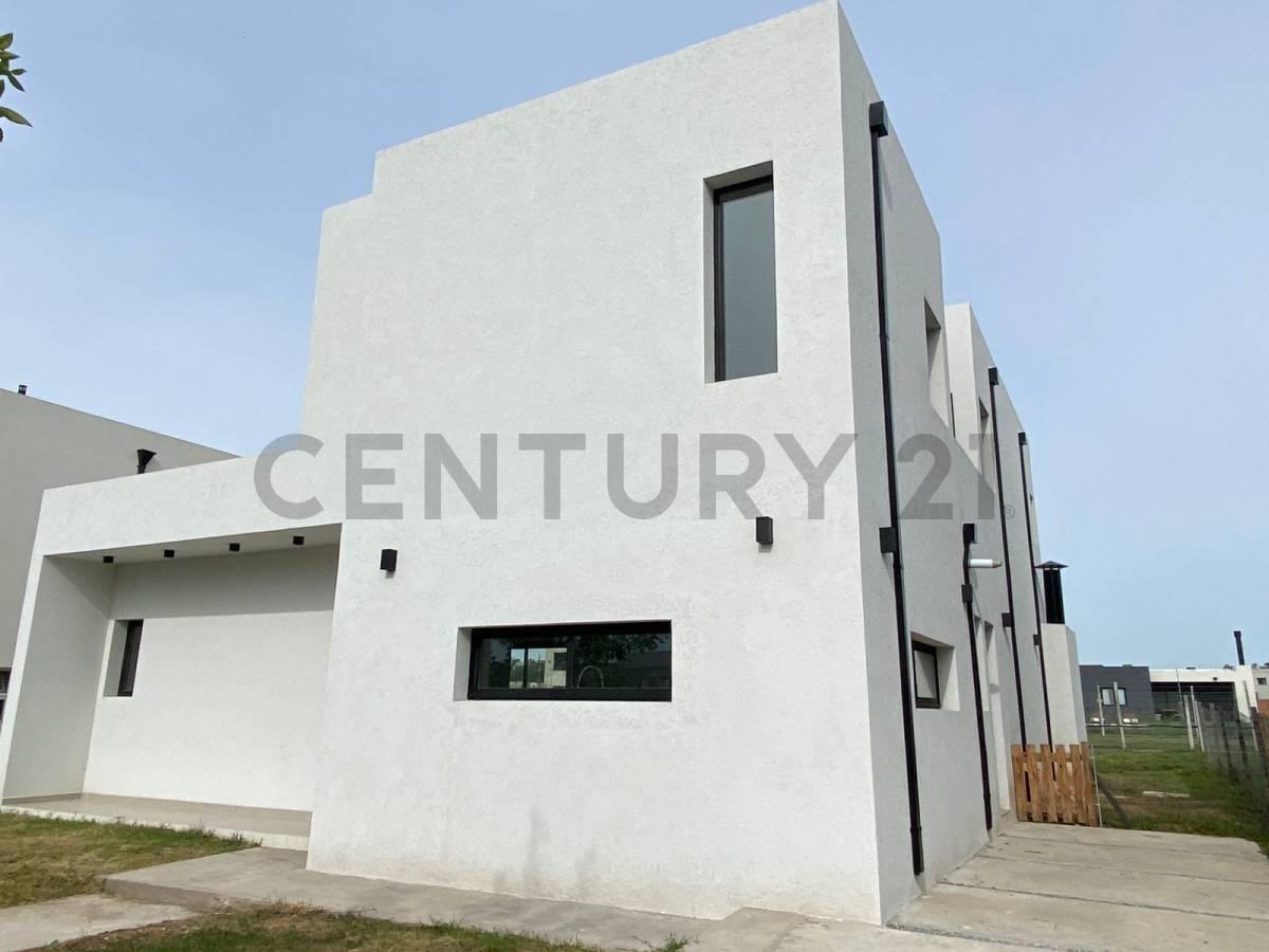 CASA MINIMALISTA EN SANTA LUCIA — foto 1