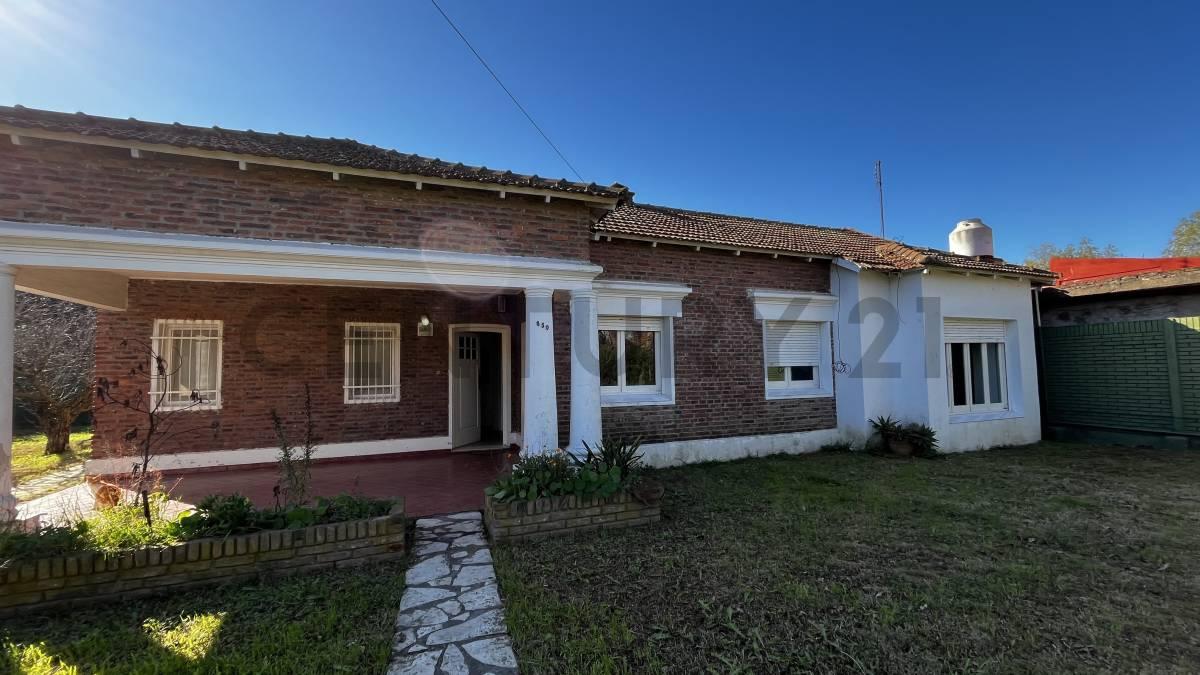 VENTA CASA 4 AMBIENTES+ DEPENDENCIA EN LONGCHAMPS. PARQUE ARBOLADO Y PISCINA — foto 1